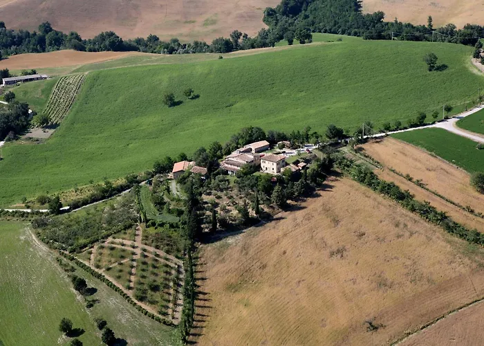 Poetic Glass House In The Countryside
